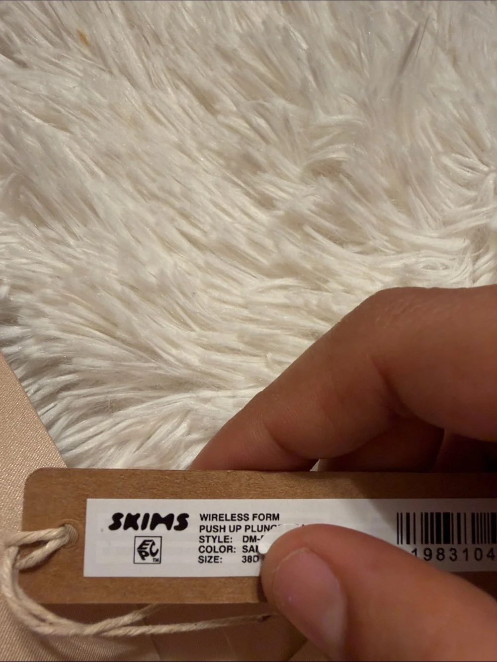 SKIMS wireless form push up plunge bra - Picture 2 of 4